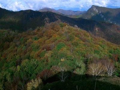 Scendendo dal Chiusarella, vivi colori autunnali ravvivano un cielo nuvoloso.