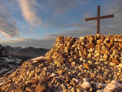 La croce del Chiusarella domina lo sguardo verso la Valcuvia.