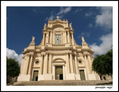 La chiesa di San Giorgio è un monumentale esempio dell'arte barocca siciliana.