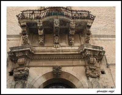 Palazzo Tommasi-Rossi, notabile per il vasto portale lavorato in pietra e, al piano superiore, splendidi balconate in ferro battuto, sostenute da terrazze con maschere tipiche barocche.