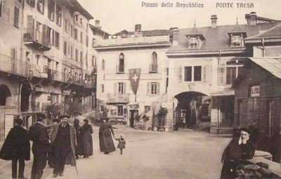 Ponte Tresa Piazza Repubblica.jpg