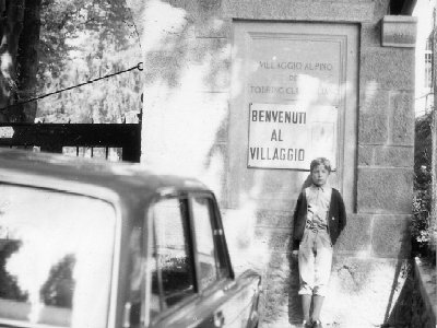 All'ingresso del villaggio