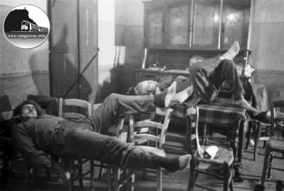 8 Partigiani stesi a riposare su sedie e tavoli..jpg