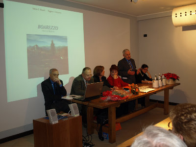 da sinistra: l'editore sig. Macchionne,l'autore sig. R. A. Panizzutti,l'autrice dei disegni sig.ra De Liguori, l'autrice sig.ra V. E. Bianchi, il sindaco di Valganna sig. D. Duca, la presidente A. amici di Boarezzo sig.ra S.Cozzi