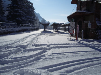 La-stazione-Autobus-a-Ghirl.jpg