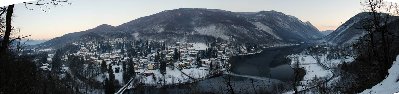 panorama di Ghirla con il suo laghetto parzialmente gelato.