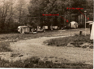 4.jpg (302.64 KiB) Visto 14486 volte il campeggio ai suoi arbori.<br />notare lo stato brado .<br />si vede la casa dove alloggiavano i custodi e il vecchio ingresso.<br />quando pioveva la strada(che era una mulattiera) diventava un ruscello....ma era bello cosi'!!!