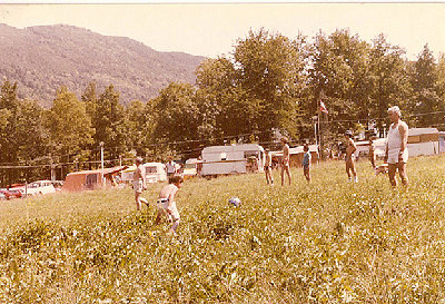 5.jpg (309.13 KiB) Visto 14474 volte le mitiche partite italia-germania quando ancora si giocavano all'interno del campeggio.<br />poi il regolamento che impediva di giocare a pallone nel camping ha infranto questo rituale storico...