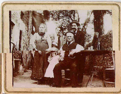 Famiglia Valugani Ghirla 1904.jpg