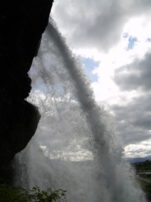 cascata.sotto.jpg