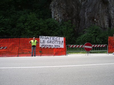 cartellogrotte3wb3.jpg