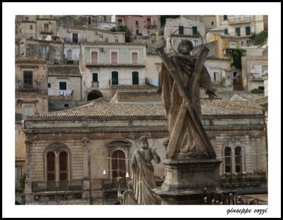 La chiesa di San Pietro, patrono di Modica Bassa,  E' introdotta da una elegante scalinata abbellita da statue dei dodici apostoli ai lati.