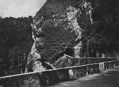 Strada Valganna 1950 prima delle grotte.jpg