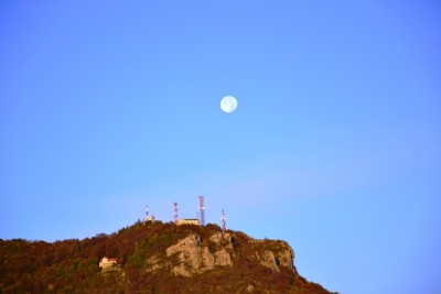 Il Campo dei Fiori con luna quasi piena.