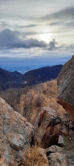 Fra i massi di porfido della val Castellera.