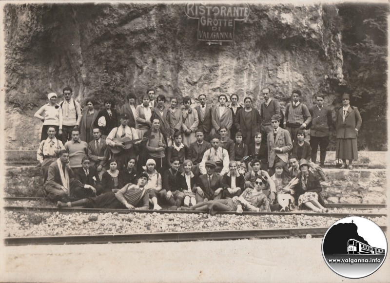 Gruppo alle grotte di Valganna, anno 1927.jpg