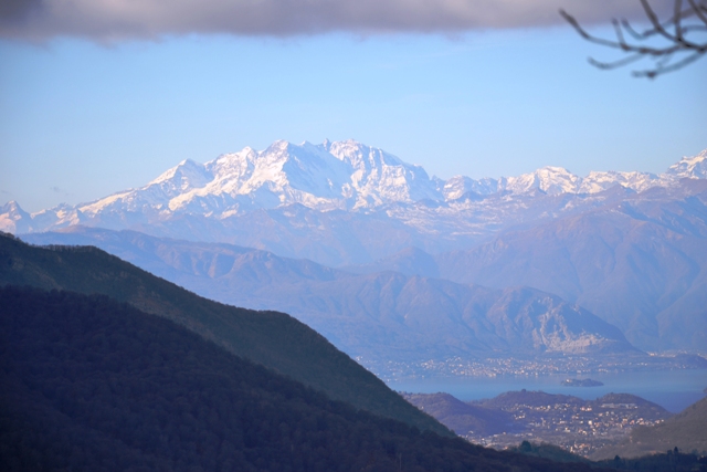 il monte Rosa con Laveno