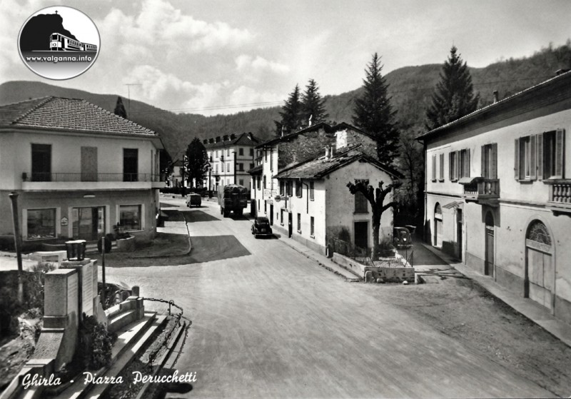 Piazza Perucchetti anni 50.jpg