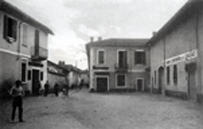 La piazza di fronte la parrocchia nel '20 (ora ci sono i portici sulla destra)